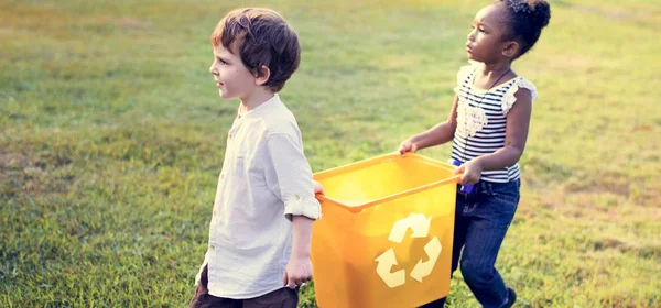 Gyermekek újrahasznosítás szemetet elválasztó — Stock Fotó