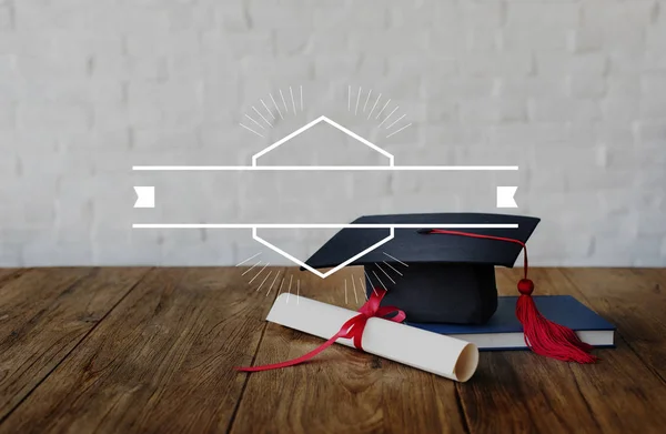 Tapa de graduación y diploma —  Fotos de Stock