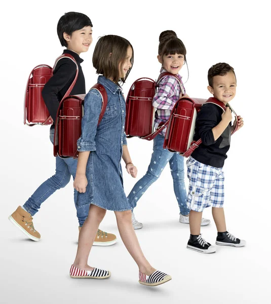Enfants marchant avec des sacs à dos — Photo