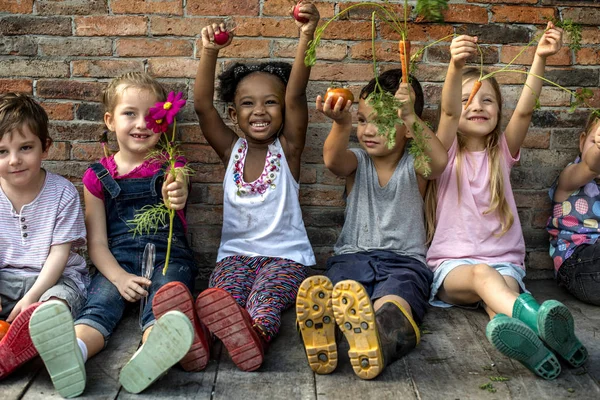 Niños sosteniendo verduras — Foto de Stock