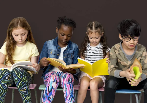 Crianças em idade escolar estudando juntas — Fotografia de Stock