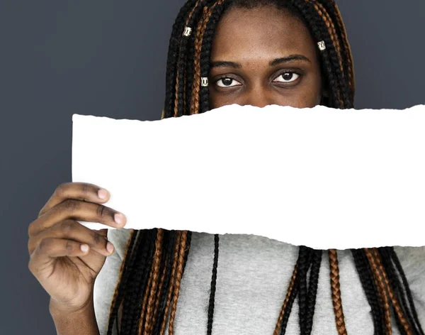 Ragazza che tiene una carta bianca — Foto Stock