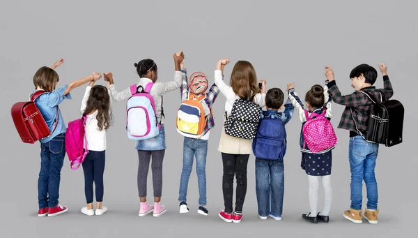 Bambini di scuola in piedi in fila — Foto Stock