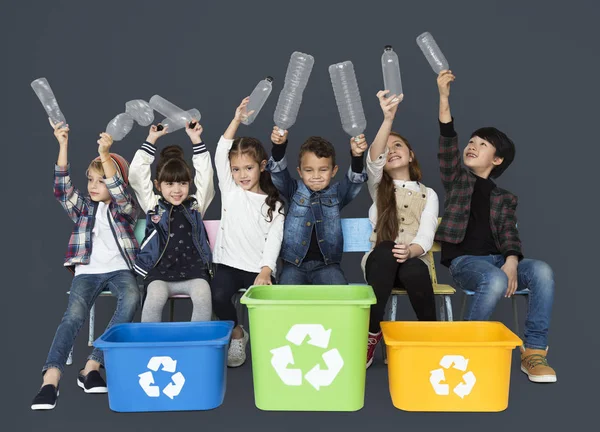 Bambini con bidoni del riciclaggio — Foto Stock