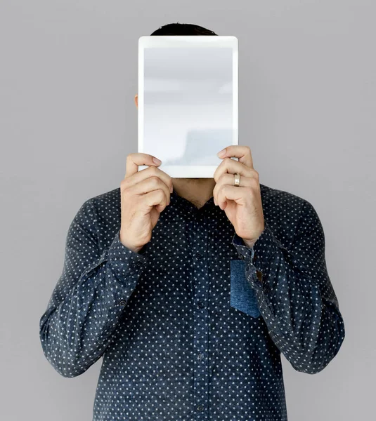 Homem segurando tablet digital — Fotografia de Stock