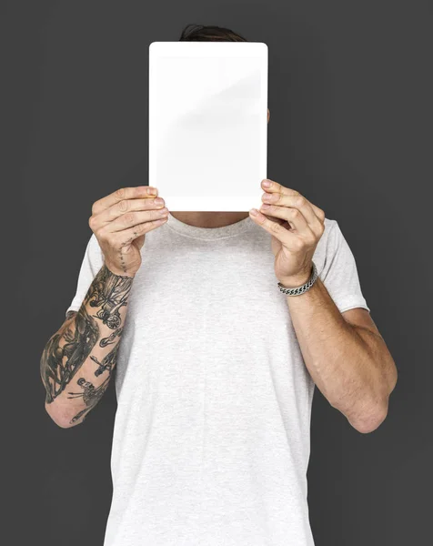 Человек покрывающий лицо цифровой планшет — стоковое фото