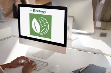 Lachende vrouw in de stad 