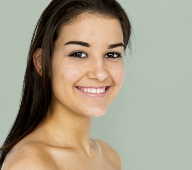 beyaz kadın gömleksiz