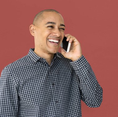 Cep telefonuyla konuşan adam. 