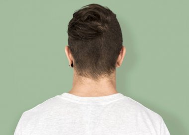 Stüdyoda ayakta adam