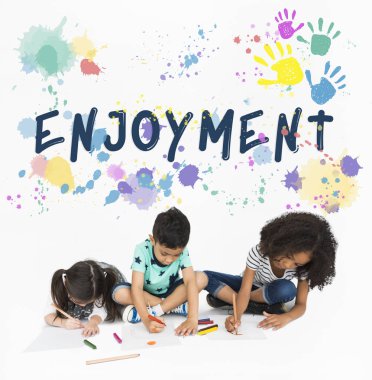 kağıtlara çizim çocuklar