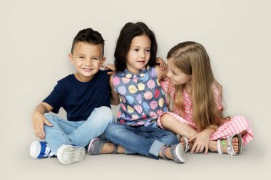 küçük çocuklar birlikte gelin