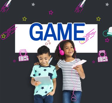 çok etnik gruptan oluşan çocuklar dijital cihazlar kullanarak