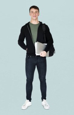 Dizüstü bilgisayar tutan adam