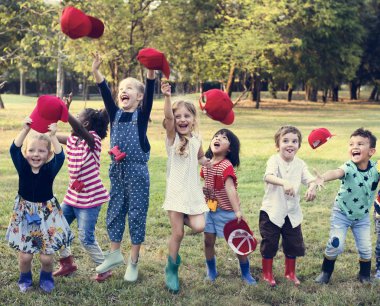 Öğrenciler kırmızı kapaklar Hava atma