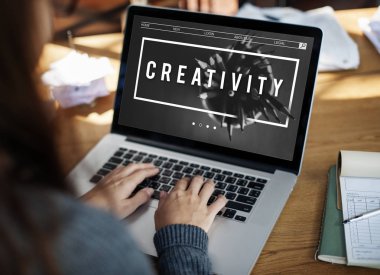 Dizüstü bilgisayarda yazı yazan kadın elleri