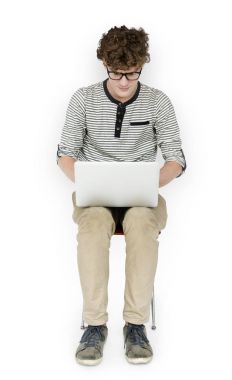 dizüstü bilgisayar kullanan adam