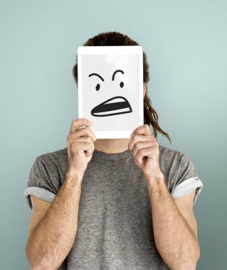  Dijital tablet kapsayan yüz tutan adam 