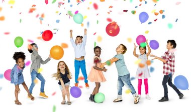 Balonlar ile oynayan çocuklar