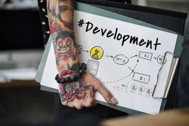 Not Defterleri tutan dövmeli kadın el