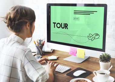 bilgisayar ile çalışan kadın