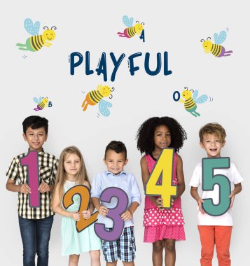 Kağıt numaraları tutan çocuk