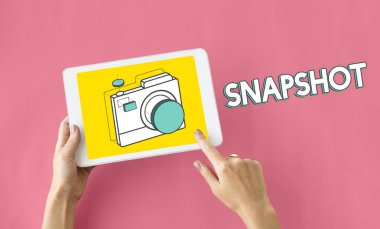 kişi holding dijital tablet