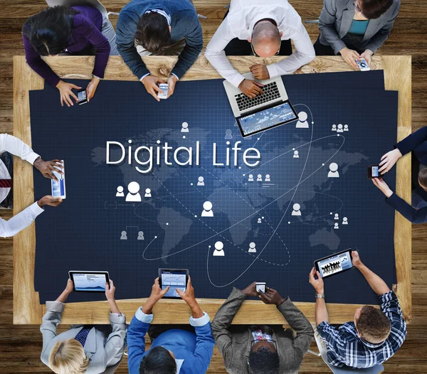 Empresarios que utilizan dispositivos digitales — Foto de Stock