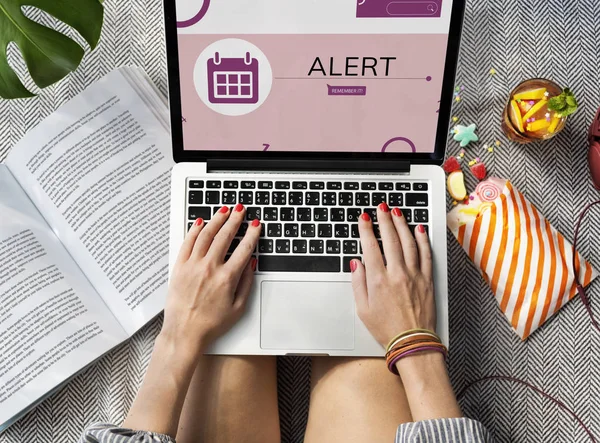 Vrouw met laptop — Stockfoto