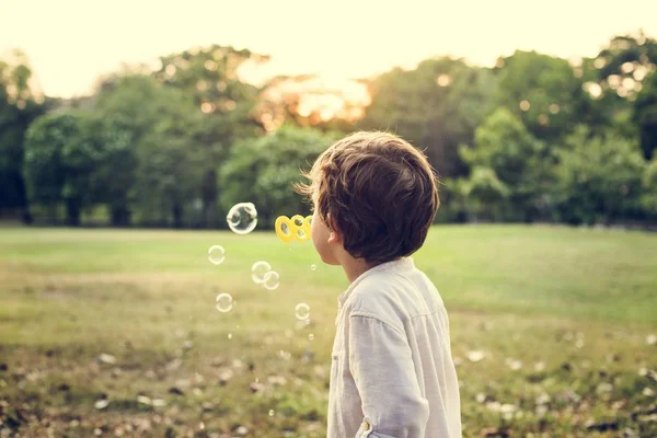 Мальчик играет пузыри — стоковое фото