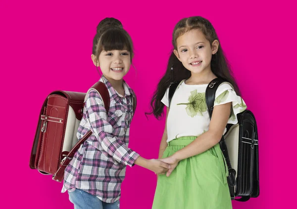 Kızlar sırt çantaları ile daimi — Stok fotoğraf
