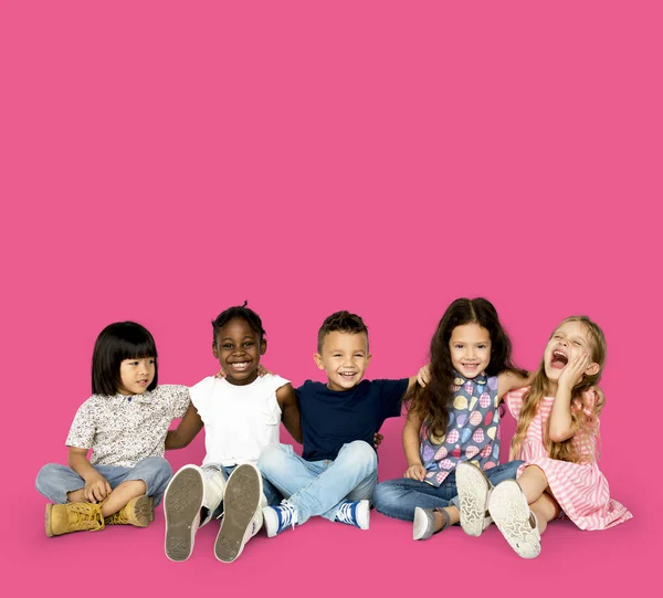 Kids sitting on floor together — Stock Photo, Image