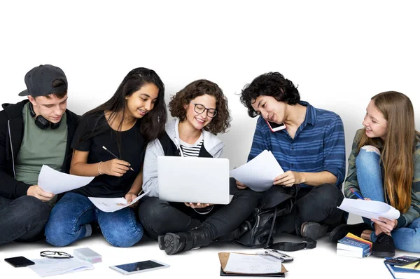 Estudiantes leyendo libro de texto — Foto de Stock