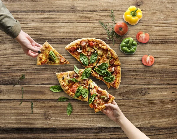 Figyelembe szeleteket olasz pizza keze — Stock Fotó