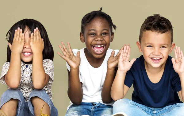 Gelukkige jonge geitjes zittend op de vloer — Stockfoto