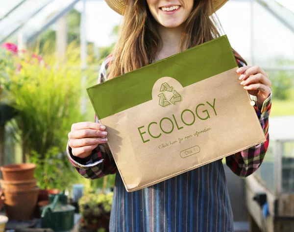 Žena hospodářství nápis ve skleníku — Stock fotografie