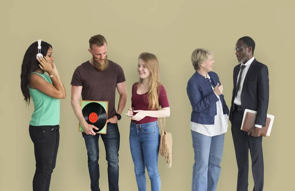 Menschen, die an der Wand stehen und reden — Stockfoto