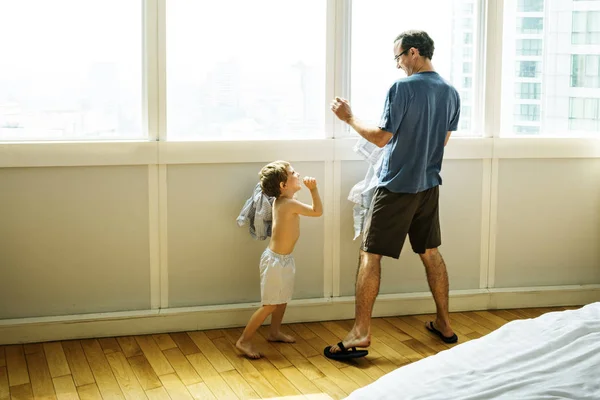 Pai ajudando filho a vestir-se — Fotografia de Stock