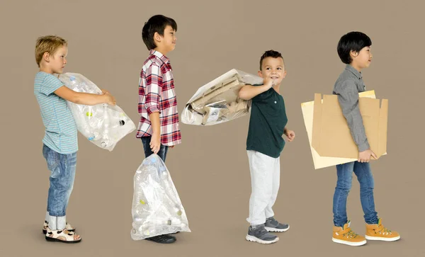 Bambini carryig riciclaggio della spazzatura — Foto Stock