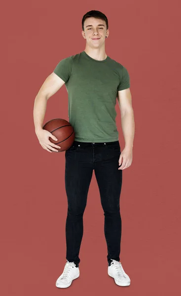 Homem segurando basquete — Fotografia de Stock