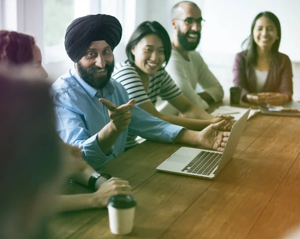 Pessoas multiétnicas em reunião de negócios — Fotografia de Stock