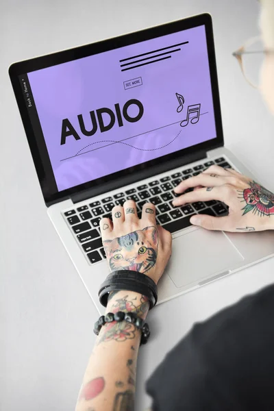 Tetovált személy gépelés-ra laptop. — Stock Fotó
