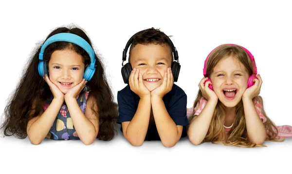 हेडफ़ोन में बच्चे संगीत सुन रहे हैं — स्टॉक फ़ोटो, इमेज