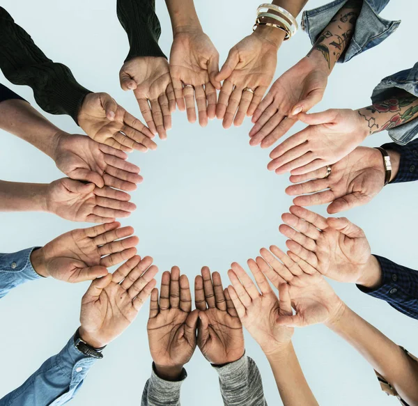 Menselijke handen samen in cirkel — Stockfoto