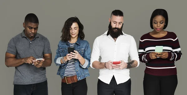 Young people using smartphones — Stock Photo, Image