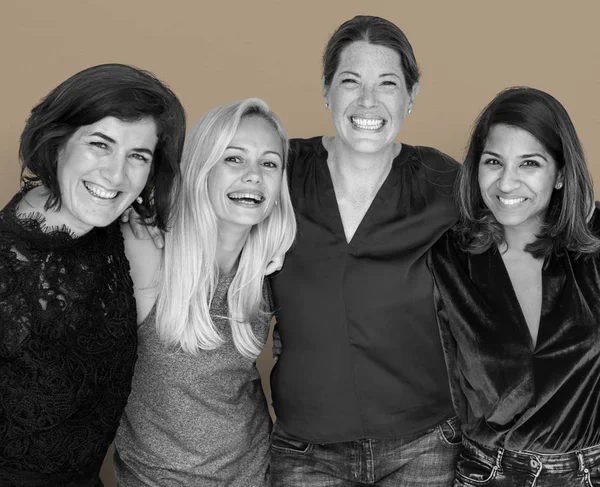 Quattro donne diversità si stringono — Foto Stock