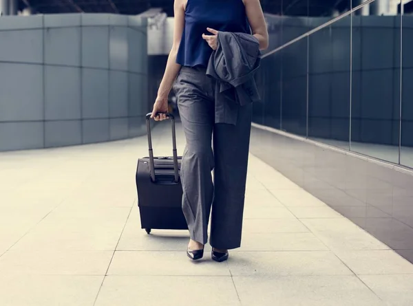 Persona de negocios caminando con equipaje —  Fotos de Stock