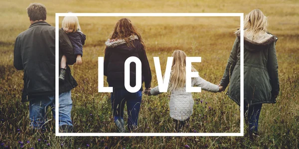 Familie wandelen in najaar veld — Stockfoto