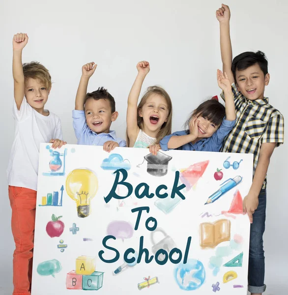 Barn hålla banner — Stockfoto