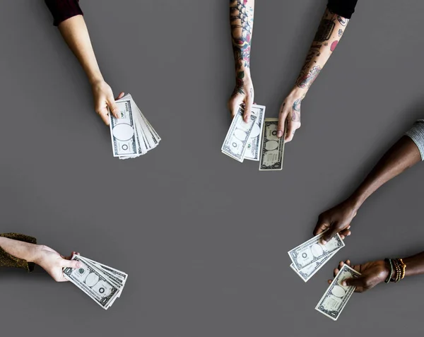 Mãos humanas segurando dinheiro — Fotografia de Stock